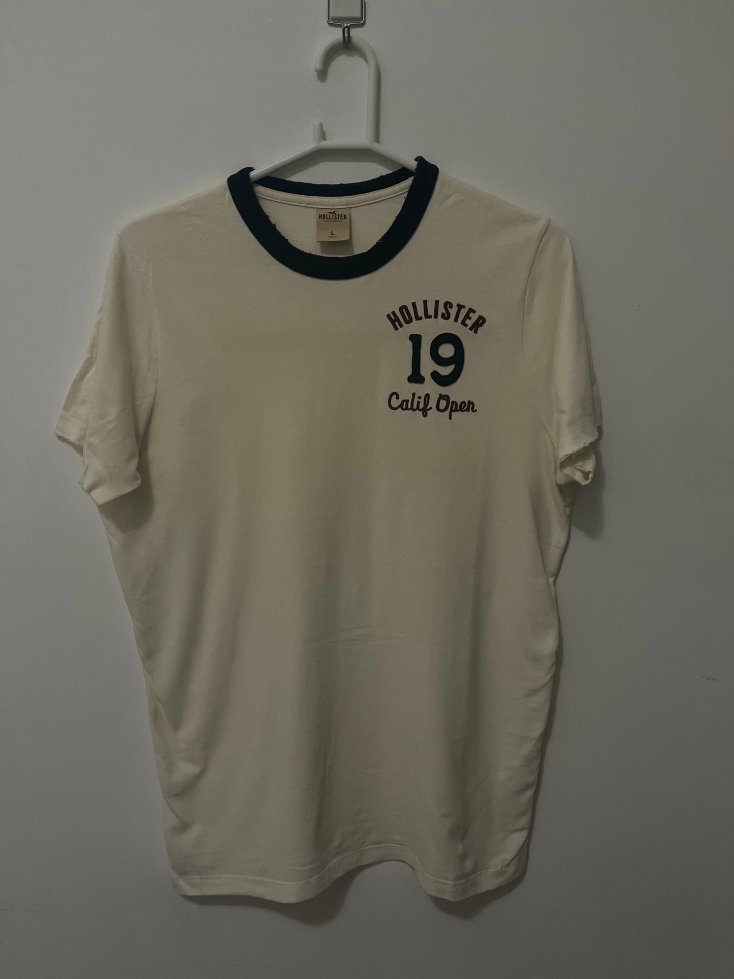 Camiseta Hollister - Bordada Branca